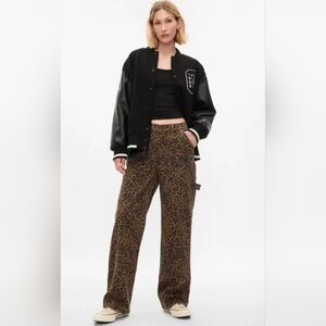 Gap Mid Rise 90s Loose Cheetah Cargo Jeans Womens size 26/2 Regular Fit